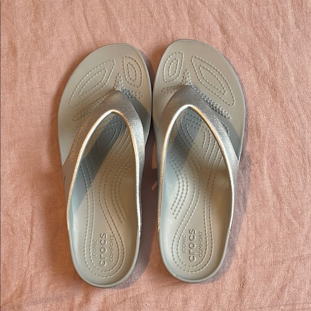 NWOT CROCS Women’s Kadee silver flip flops